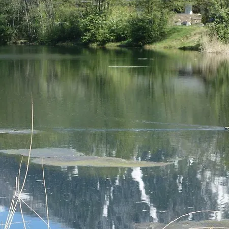 Bel , Son Jardin Et Le Lac *